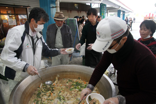 しし鍋の無料配布には長い行列ができた