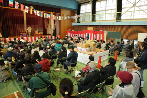 ステージでは銭太鼓や日本舞踊、サンポーニャの演奏などが披露された