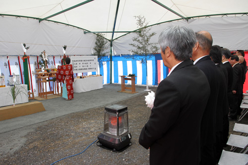 工事関係者や地元住民らを招いて起工式および安全祈願祭が行われた