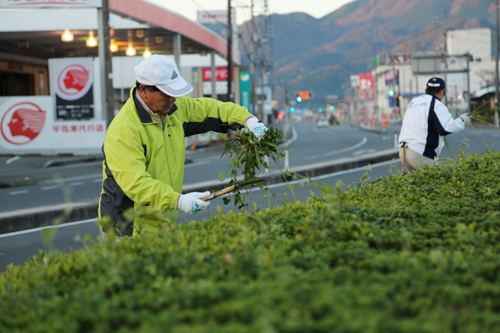 大西市長は深川地区と湯本地区の清掃に参加