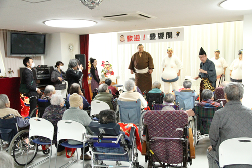 力士に扮した職員も舞台に上がり、体の大きさを比べ合う
