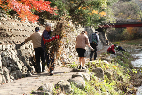 深川川河川遊歩道の清掃に汗を流す