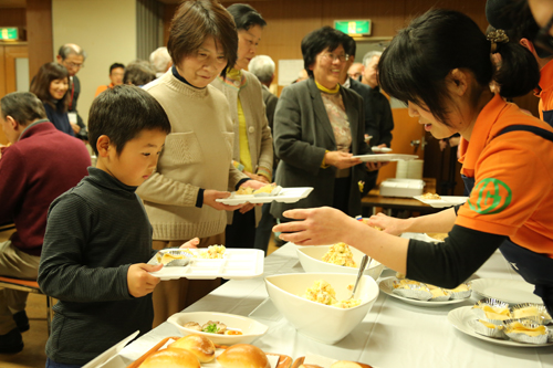 地域住民約30人が集う「長明塾」の中で試食会を実施