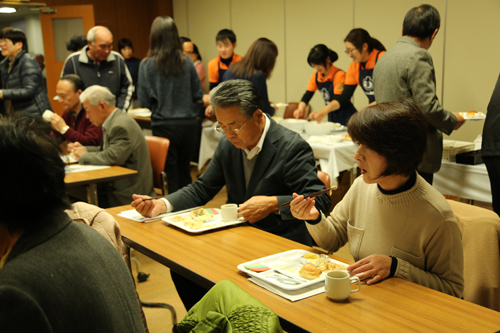 参加者は互いに感想を話しながら料理を味わった