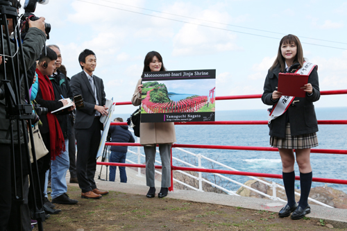 山口県から「日露親善やまぐちPR特使」を委嘱された村重杏奈さん（右）が説明を行う