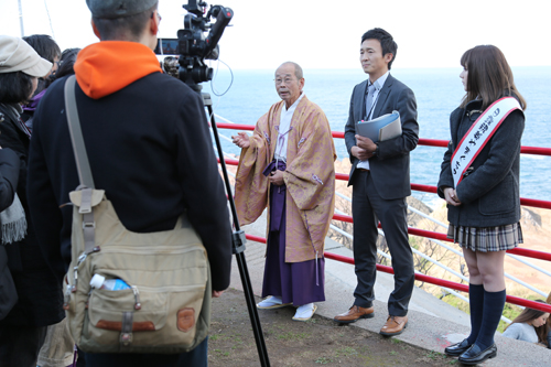 斎主の岡村頼樹さん（右から3番目）も記者からの質問に応じる