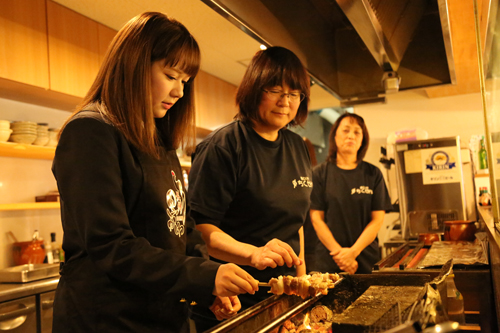 長州黒かしわのやきとりの焼き方を学ぶ