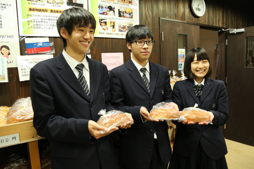 （左から）「ロシアパン」を開発した生物生産科3年の木村さん、中村さん、前田さん