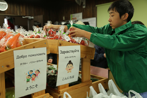 市場内では「ようこそ」「こんにちは」といったロシア語も見られた