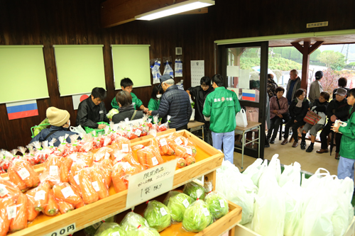 毎週水曜日の13時30分から開店する「農高夢市場」は、毎回行列ができる盛況ぶり