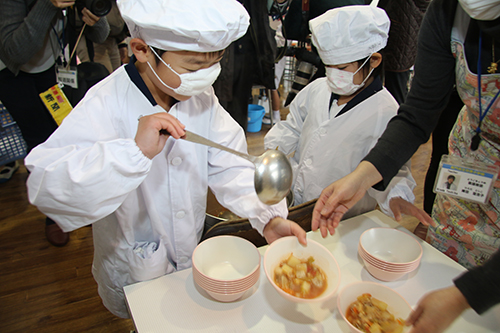 ボルシチ風スープを配膳