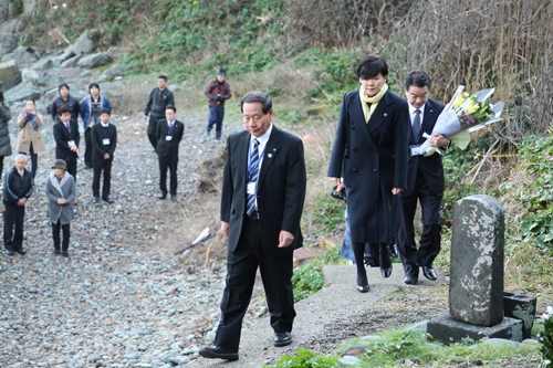 大西市長とともに墓碑へ向かう