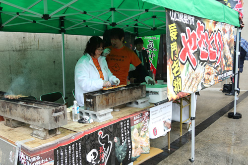 長門市の名物やきとりも提供された