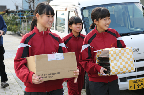 仙崎公民館周辺は仙崎中学校の生徒が配布を担当
