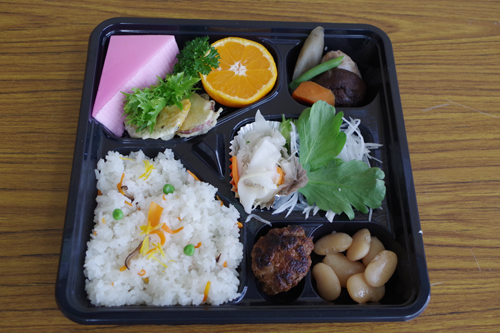 弁当のメニューは、地元食材を使った刺身やばら寿司、煮しめや酢の物など8品
