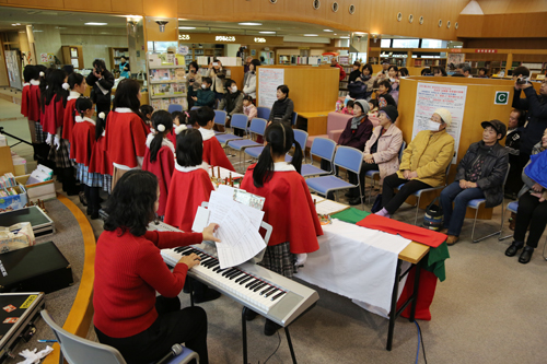 来館者は足を止めて聴き入る