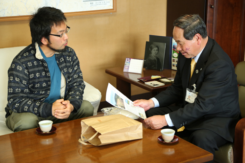 基本的に肥料を使わず、生態系を壊さない農法について話を交わす