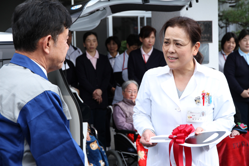 恵光苑の梶山純子理事長は「大事に使わせていただきます」と答えた