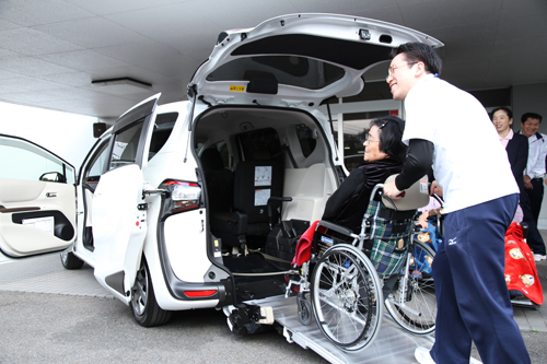車いすに座った状態での乗車を体験