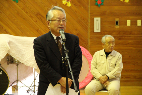 川崎滿穂施設長は「児童たちも善意の思いをくみ取ってくれると思います」とあいさつ