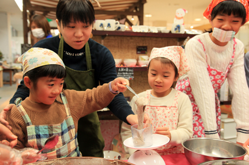 自然薯と小麦粉などを混ぜ合わせ、クレープの生地をつくる