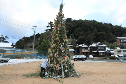 高さ約8メートルのどんどは前日に住民らの手で組み上げられた