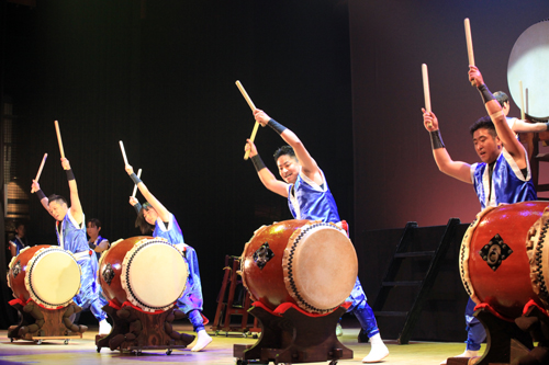 第一部で4曲を披露、迫力ある演奏で会場を盛り上げた
