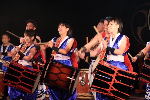 あすか組との共演で活き活きと演奏する鼓波会メンバー