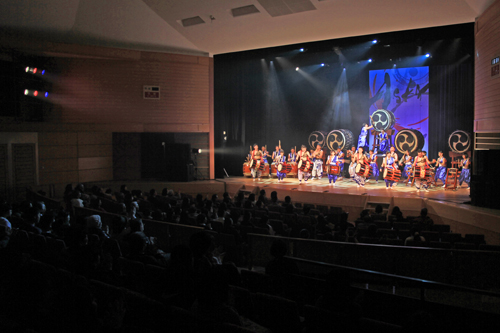 迫力ある演奏に会場に訪れた約300人の観衆も酔いしれた
