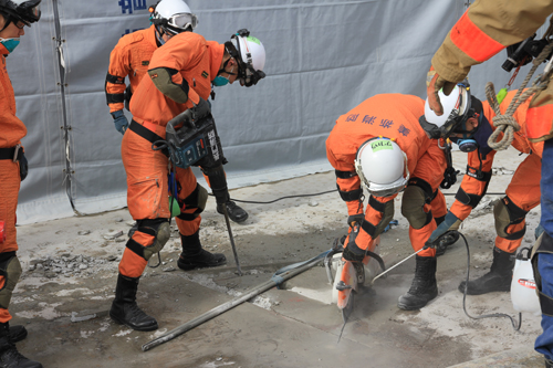 倒壊した建物の階下にいる要救助者を救出するため、侵入口をつくる訓練