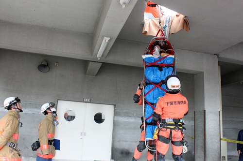要救助者を建物内から運ぶ訓練