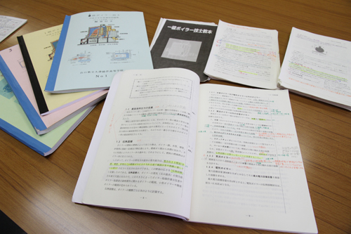 岡本さんは「何度も過去問題集を解いて、自信を身につけた」と話した