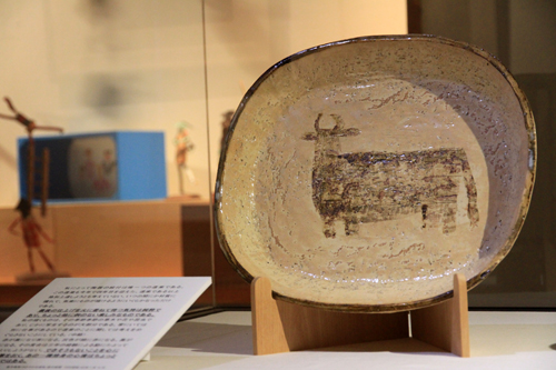 萩焼深川窯の作家の作品に絵付けをしたものも展示