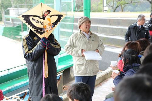長門市にゆかりのあるキャラクターの凧が紹介される