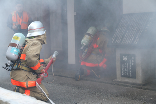 室内に取り残された観光客を救出に向かう消防隊員