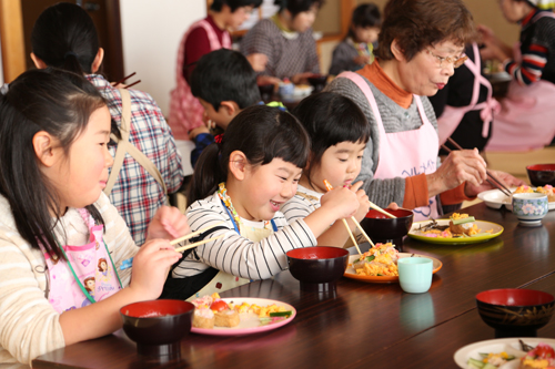 自分の手で作った「オープンいなり」「とん汁」を味わう