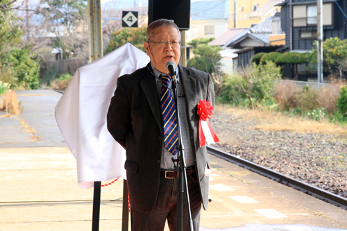 車両の外装デザインを担当した長門市在住のイラストレーター尾崎眞吾氏