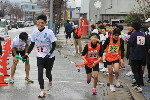 同時にアンカーへタスキリレー