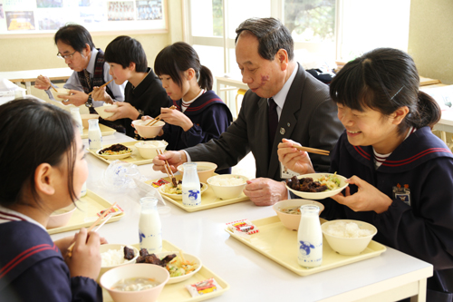 大西市長も一緒に給食を味わう
