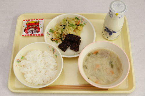 この日のメニューは、くじらの竜田揚げ、味噌けんちん汁、ごま和え、節分豆、ご飯、牛乳
