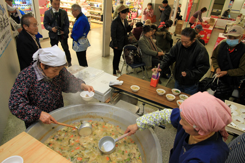 会場ではくじら汁350人分が無料でふるまわれた