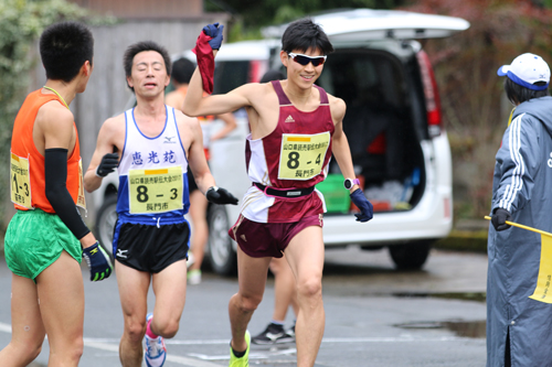 長門市チーム3区の本田選手から4区の岡野選手にタスキリレー