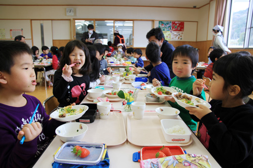 美味しそうに鯨の竜田揚げを食べる子どもたち