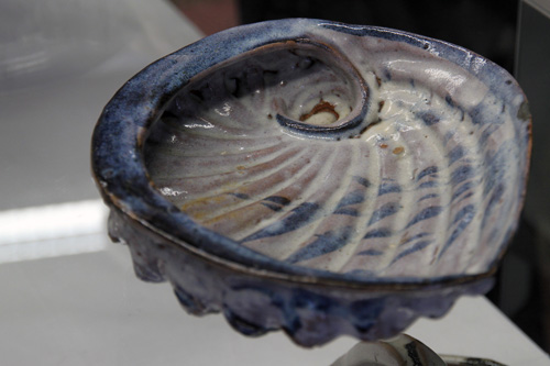 アワビやサザエを模した皿など山海の恵みをデザインした作品