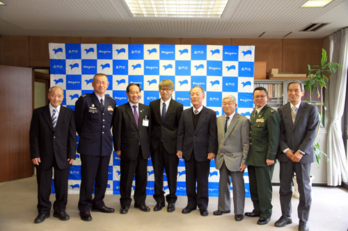 海上自衛隊一般曹候補生として3月下旬に入隊する時山さんを激励
