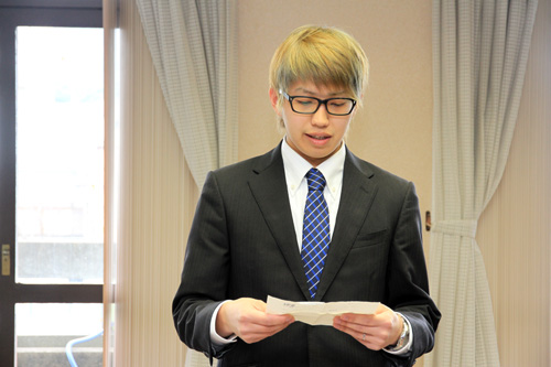「一日も早く一人前の自衛官になれるよう精進します」と決意の言葉