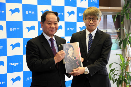 記念品として金子みすゞの書籍が贈られた
