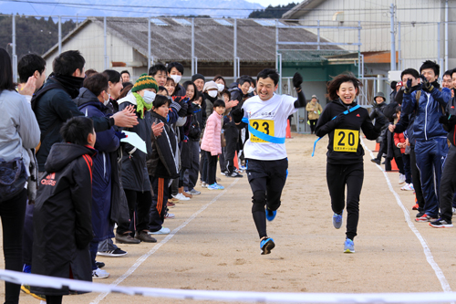 沿道やゴール前では地区住民が温かい声援を送る