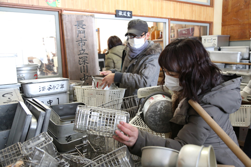食缶・食器などの給食備品は特に人気