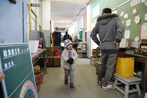 会場となる旧大畑小学校には、2日間で約500人が来場
